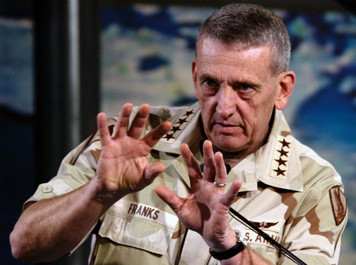 Chỉ huy liên quân chống Iraq - Tướng 4 sao Tommy Franks đang giải thích với giới truyền thông về các chiến dịch quân sự đang được Mỹ tiến hành ở Iraq tại trung tâm thông tin Camp As Sayliyah, Doha, Qatar vào ngày 30/3/2003.